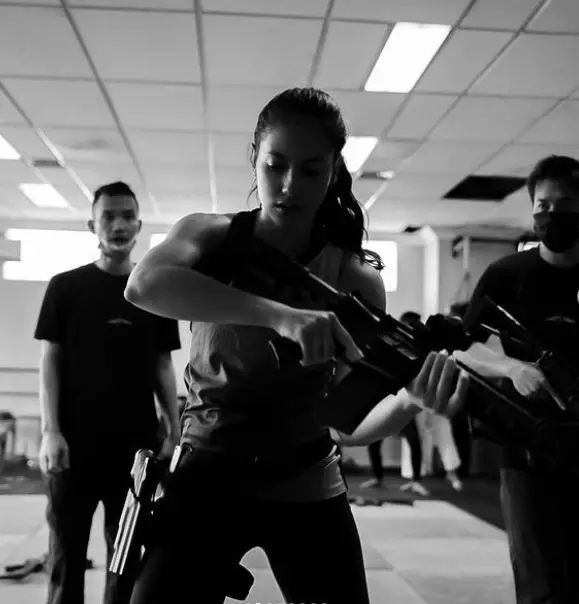 pevita pearce saat olahraga menembak Instagram