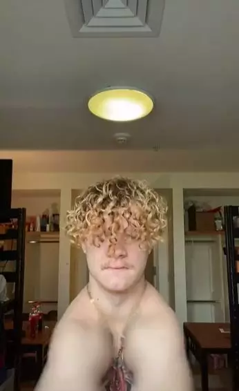 pemuda bisa tepuk pundak TikTok