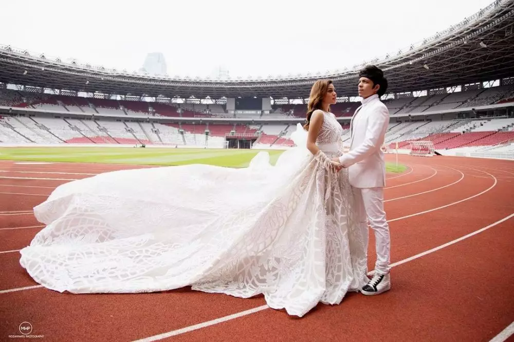 seleb saat foto prewedding di stadion bola Instagram seleb saat foto prewedding di stadion bola Instagram
