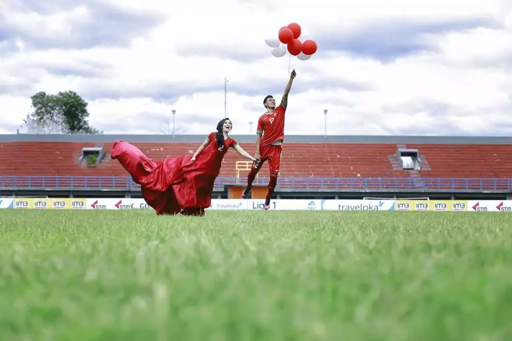 seleb saat foto prewedding di stadion bola Instagram seleb saat foto prewedding di stadion bola Instagram