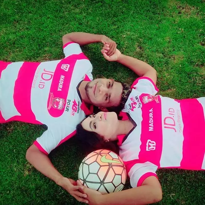 seleb saat foto prewedding di stadion bola Instagram seleb saat foto prewedding di stadion bola Instagram