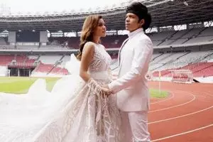 Gaya 5 seleb saat foto prewedding di stadion bola, kece abis