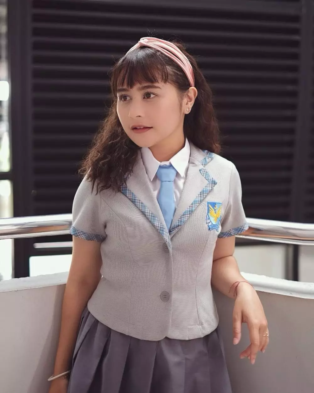 Prilly rambut keriting dan poni © Instagram
