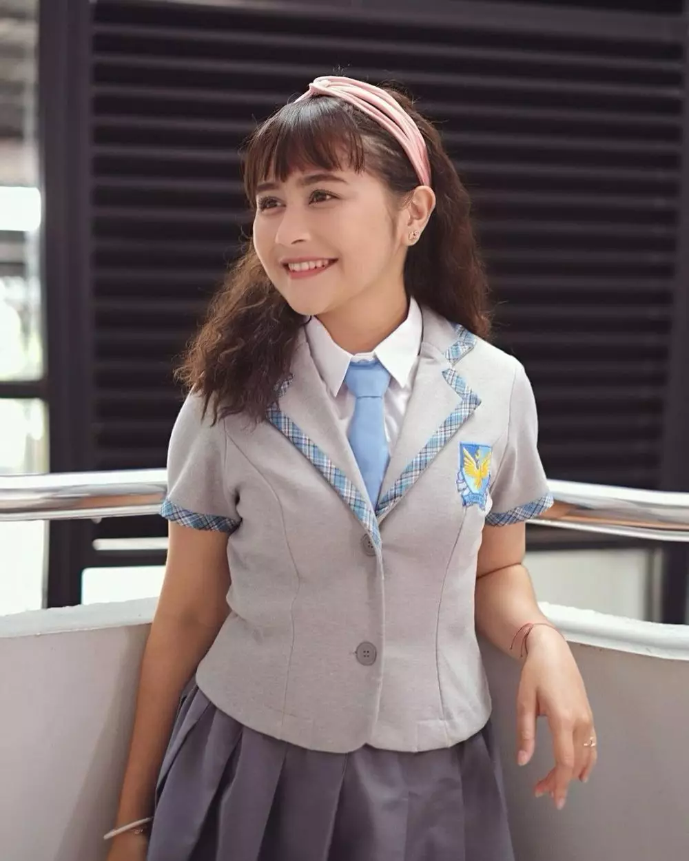 Prilly rambut keriting dan poni © Instagram