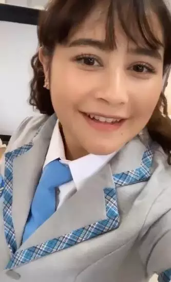 Prilly rambut keriting dan poni © Instagram