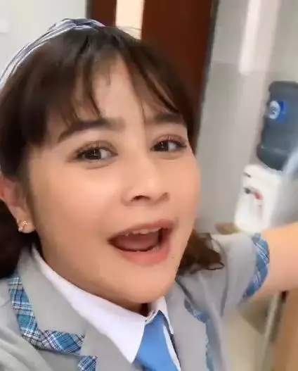 Prilly rambut keriting dan poni © Instagram