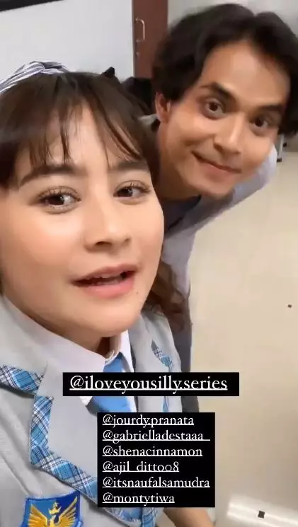 Prilly rambut keriting dan poni © Instagram
