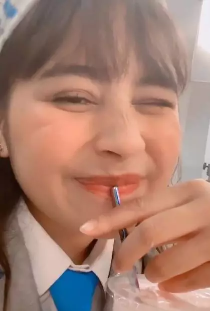 Prilly rambut keriting dan poni © Instagram