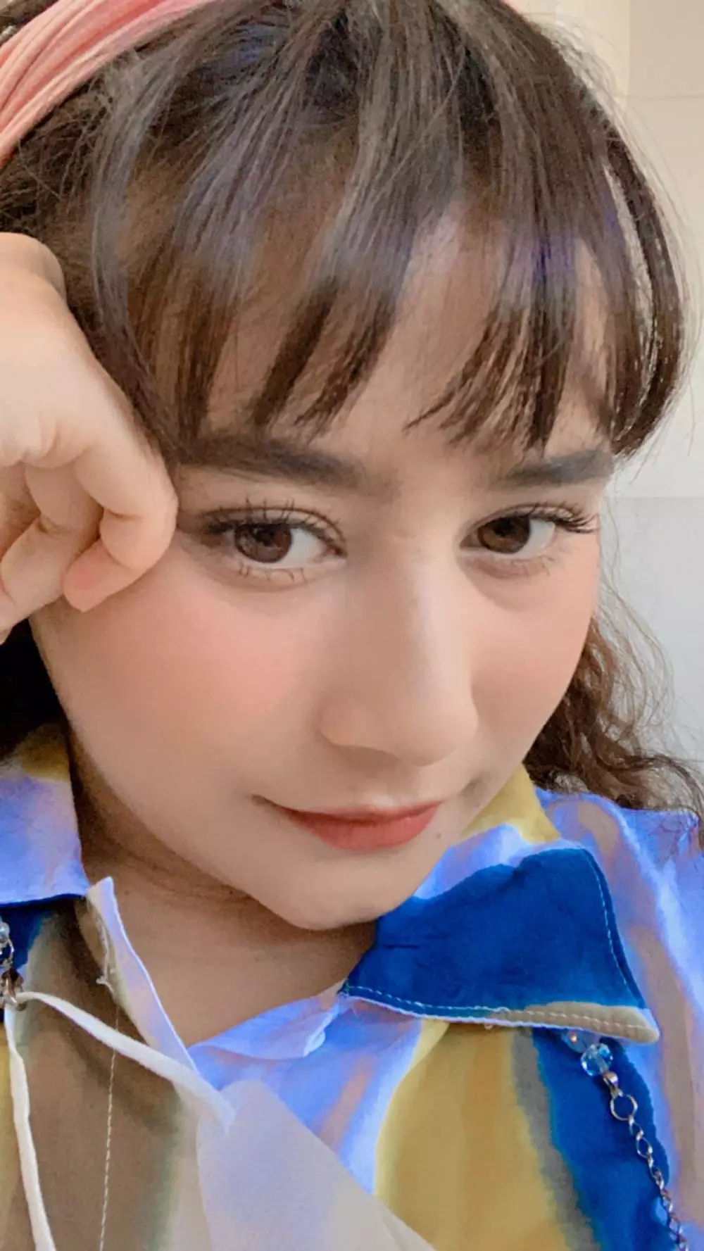 Prilly rambut keriting dan poni © Instagram