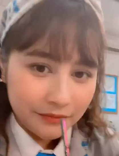 Prilly rambut keriting dan poni © Instagram