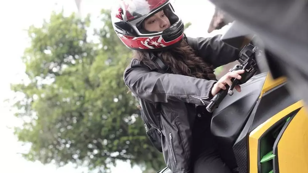 Yasmin Napper saat kendarai moge © 2021 brilio.net