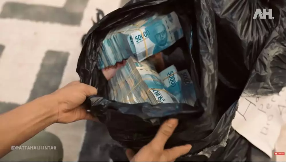 Atta dapat hadiah uang © YouTube Atta dapat hadiah uang © YouTube