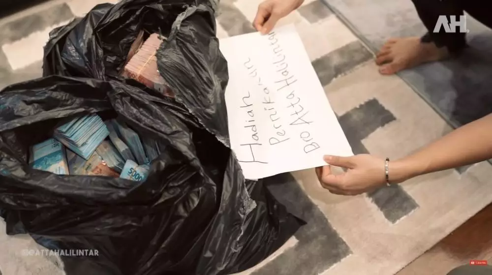 Atta dapat hadiah uang © YouTube Atta dapat hadiah uang © YouTube