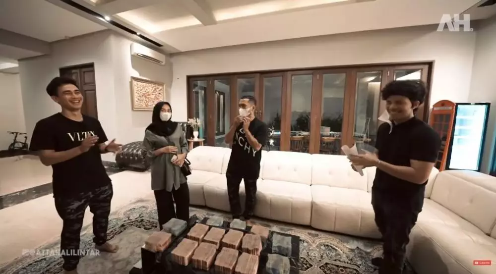 Atta dapat hadiah uang © YouTube Atta dapat hadiah uang © YouTube