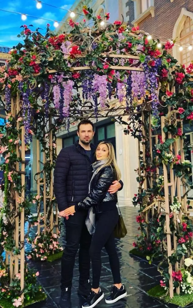 Tia Azhari dan suami bule © 2021 brilio.net Tia Azhari dan suami bule © 2021 brilio.net