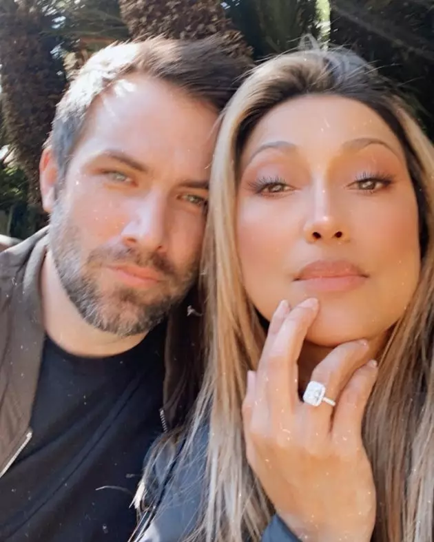 Tia Azhari dan suami bule © 2021 brilio.net Tia Azhari dan suami bule © 2021 brilio.net