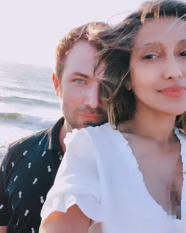 Tia Azhari dan suami bule © 2021 brilio.net Tia Azhari dan suami bule © 2021 brilio.net