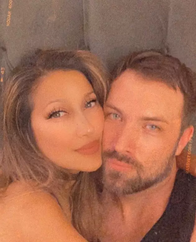 Tia Azhari dan suami bule © 2021 brilio.net Tia Azhari dan suami bule © 2021 brilio.net