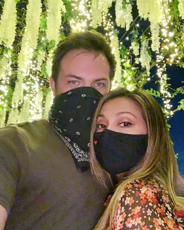 Tia Azhari dan suami bule © 2021 brilio.net Tia Azhari dan suami bule © 2021 brilio.net