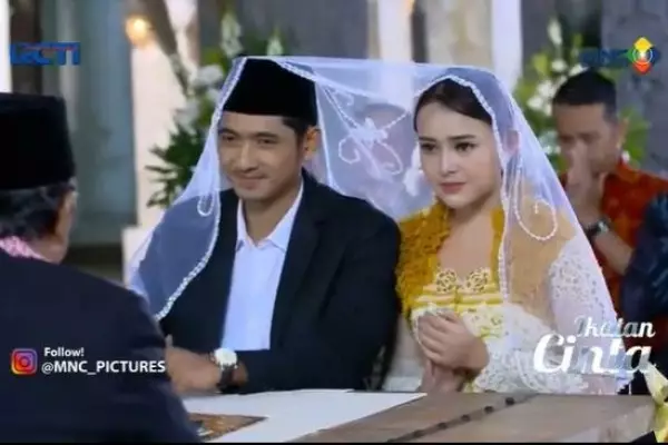 aktor Ikatan Cinta pakai peci © 2021 brilio.net