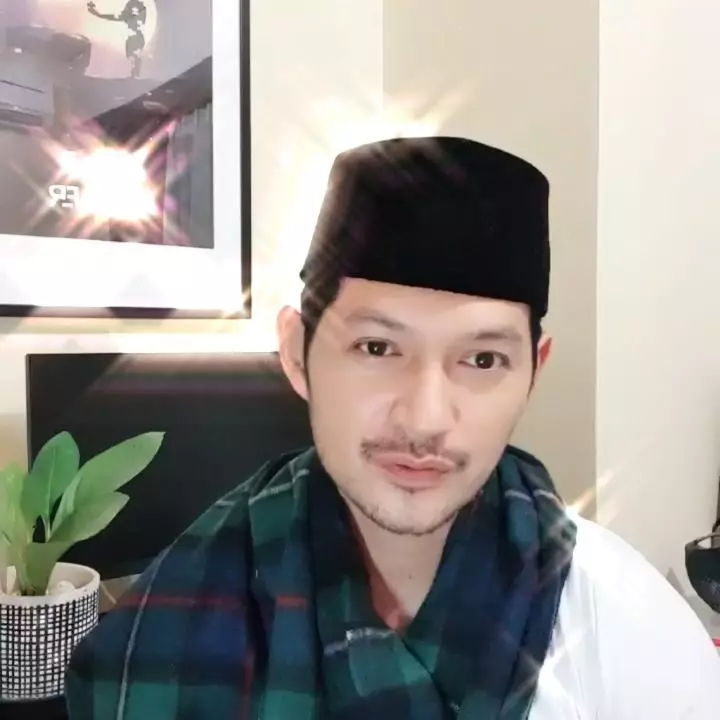 aktor Ikatan Cinta pakai peci © 2021 brilio.net