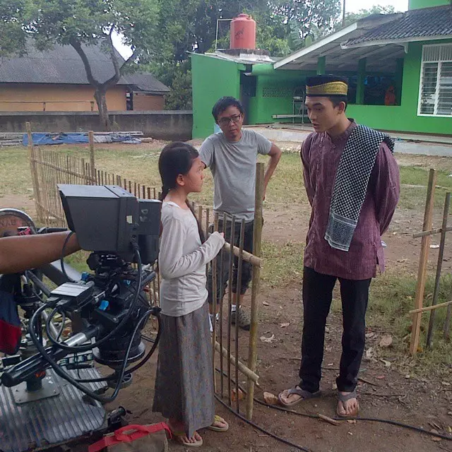 aktor Ikatan Cinta pakai peci © 2021 brilio.net