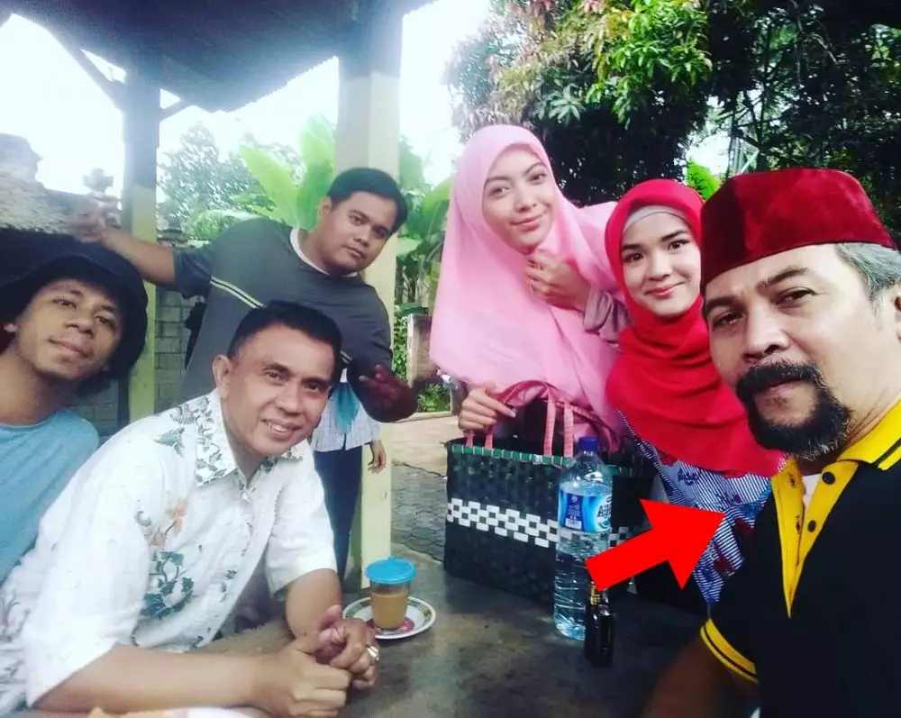 aktor Ikatan Cinta pakai peci © 2021 brilio.net