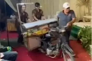 Katering pernikahan unik, gerobak bakso dibawa masuk ke tenda hajatan
