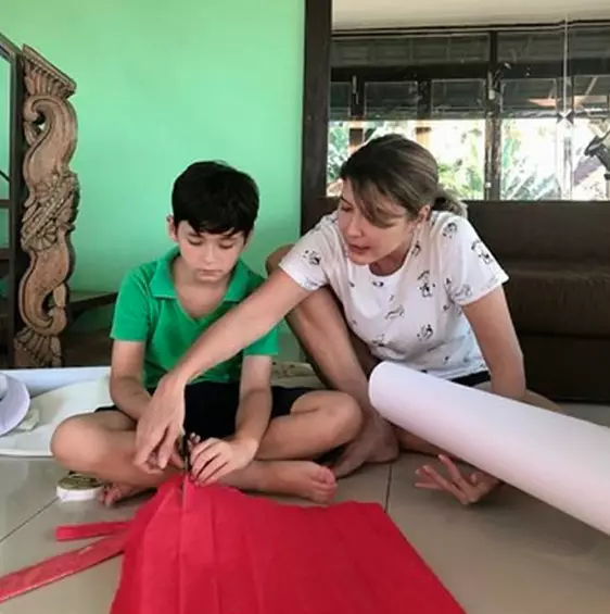 gaya ratu sinetron 90-an momong anak © 2021 brilio.net