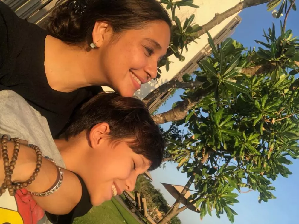 gaya ratu sinetron 90-an momong anak © 2021 brilio.net