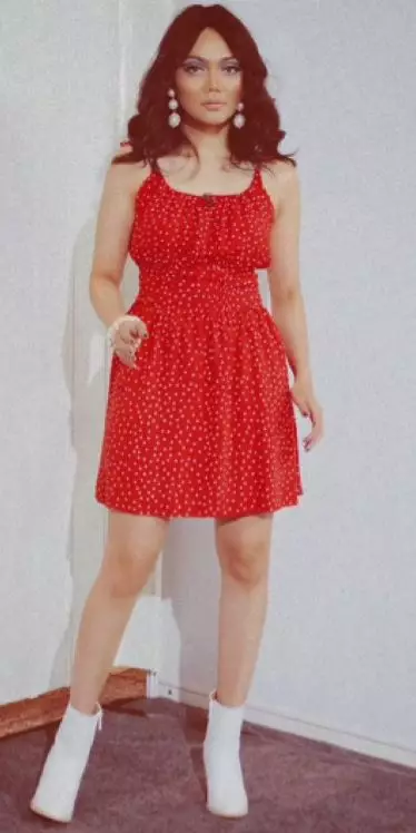 Gaya pemotretan Rina Nose dengan style 70-an Instagram © 2021 brilio.net Gaya pemotretan Rina Nose dengan style 70-an Instagram © 2021 brilio.net