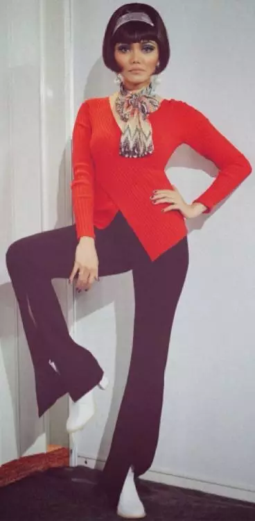 Gaya pemotretan Rina Nose dengan style 70-an Instagram © 2021 brilio.net Gaya pemotretan Rina Nose dengan style 70-an Instagram © 2021 brilio.net