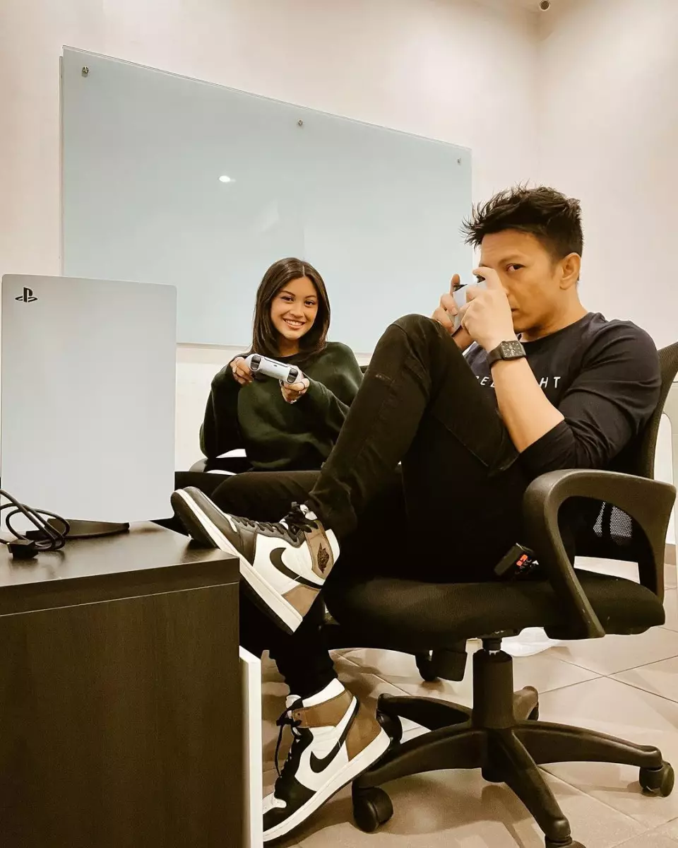 potret kebersamaan Ariel Noah dan Naura Hakim © 2021 brilio.net potret kebersamaan Ariel Noah dan Naura Hakim © 2021 brilio.net