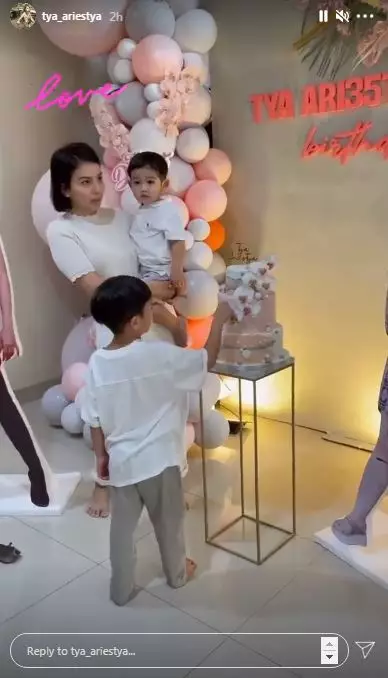 Momen perayaan ulang tahun Tya Ariestya ke-35 Instagram © 2021 brilio.net