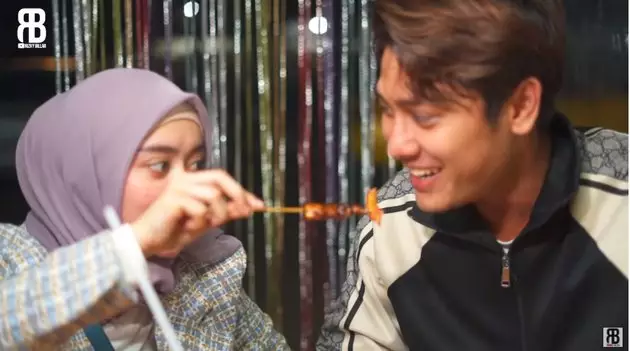 Lesty Kejora dan Rizky Billar jajan di warung kaki lima YouTube Lesty Kejora dan Rizky Billar jajan di warung kaki lima YouTube