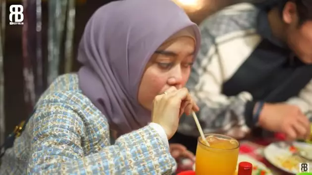 Lesty Kejora dan Rizky Billar jajan di warung kaki lima YouTube Lesty Kejora dan Rizky Billar jajan di warung kaki lima YouTube