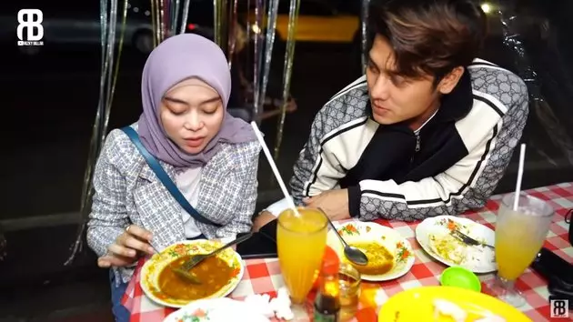 Lesty Kejora dan Rizky Billar jajan di warung kaki lima YouTube Lesty Kejora dan Rizky Billar jajan di warung kaki lima YouTube