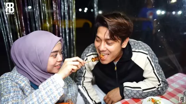 Lesty Kejora dan Rizky Billar jajan di warung kaki lima YouTube Lesty Kejora dan Rizky Billar jajan di warung kaki lima YouTube