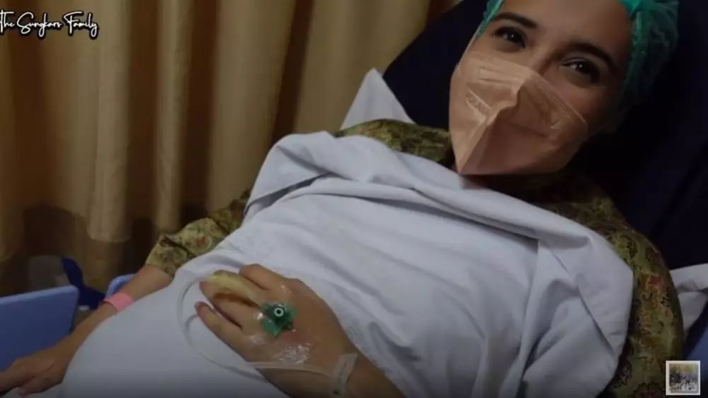 Momen Zaskia Sungkar melahirkan anak pertama © 2021 brilio.net Momen Zaskia Sungkar melahirkan anak pertama © 2021 brilio.net