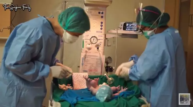 Momen Zaskia Sungkar melahirkan anak pertama © 2021 brilio.net Momen Zaskia Sungkar melahirkan anak pertama © 2021 brilio.net