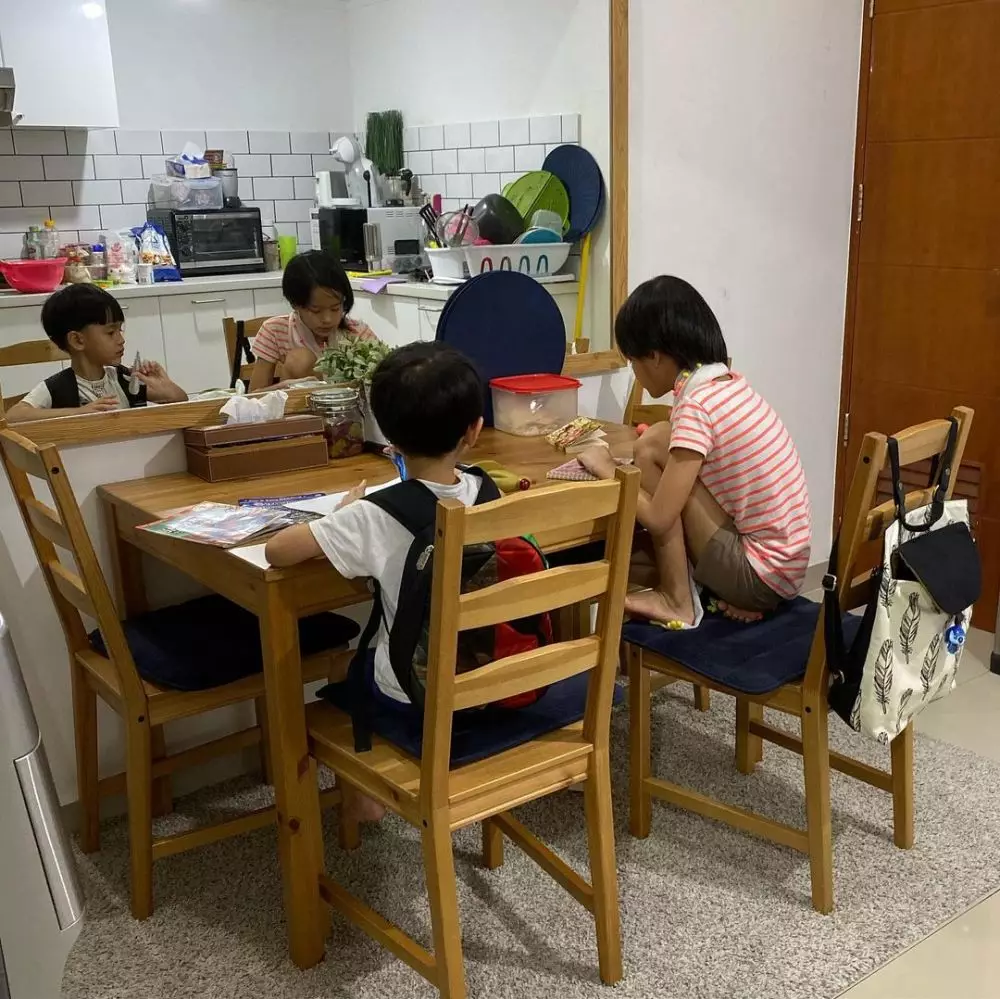 penampakan apartemen ernest prakasa © Instagram