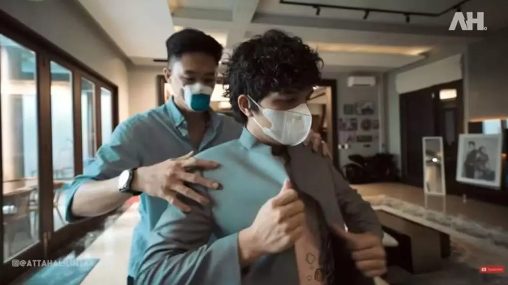 Atta fitting baju nikah bareng keluarga © 2021 brilio.net