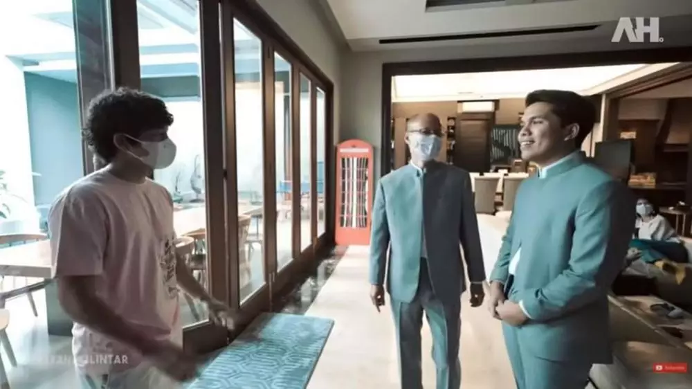 Atta fitting baju nikah bareng keluarga © 2021 brilio.net