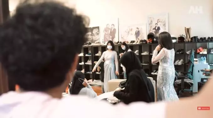 Atta fitting baju nikah bareng keluarga © 2021 brilio.net