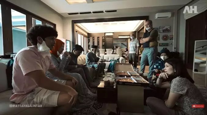 Atta fitting baju nikah bareng keluarga © 2021 brilio.net