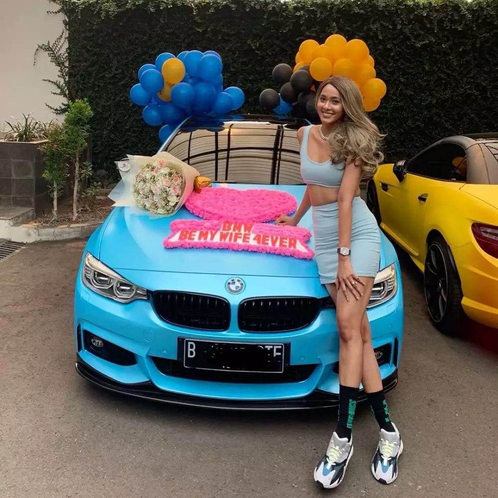 seleb dapat hadiah mobil saat ulang tahun © Instagram