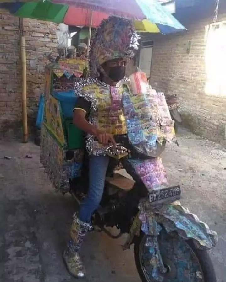 atribut kerja bapak-bapak © Instagram