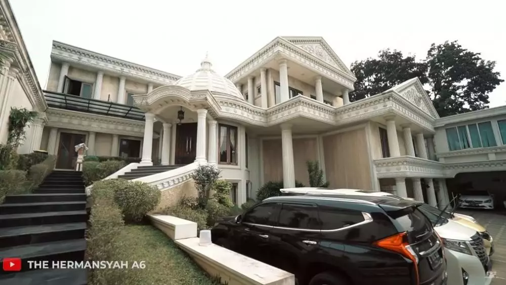 fasad rumah 10 seleb © 2021 brilio.net