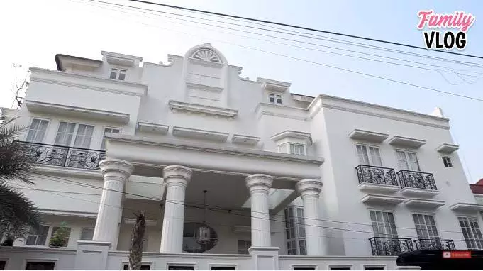 fasad rumah 10 seleb © 2021 brilio.net