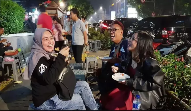 seleb jajan di warung kaki lima © 2021 brilio.net